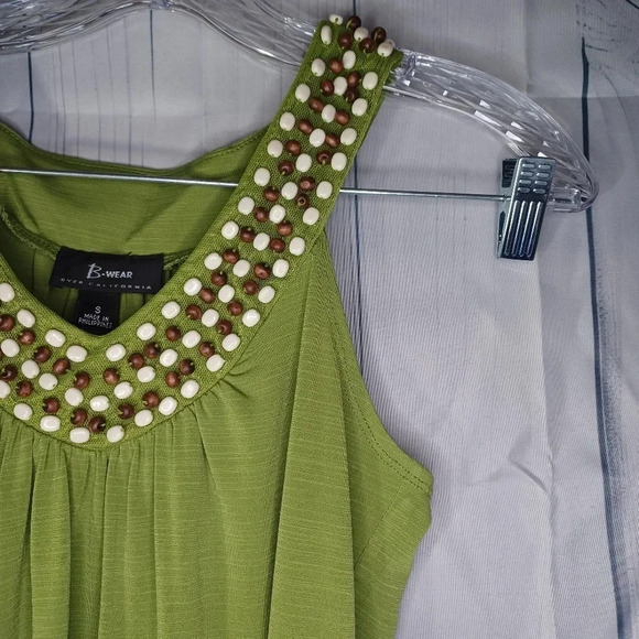 B.wear sleeveless V-neck top with wooden beads neckline - Picture 4 of 7